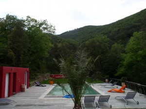 La piscine et la plage / Swimming pool and garden